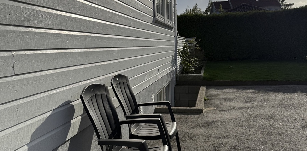 Utvendig sitteplass med ettermiddag- og kveldssol