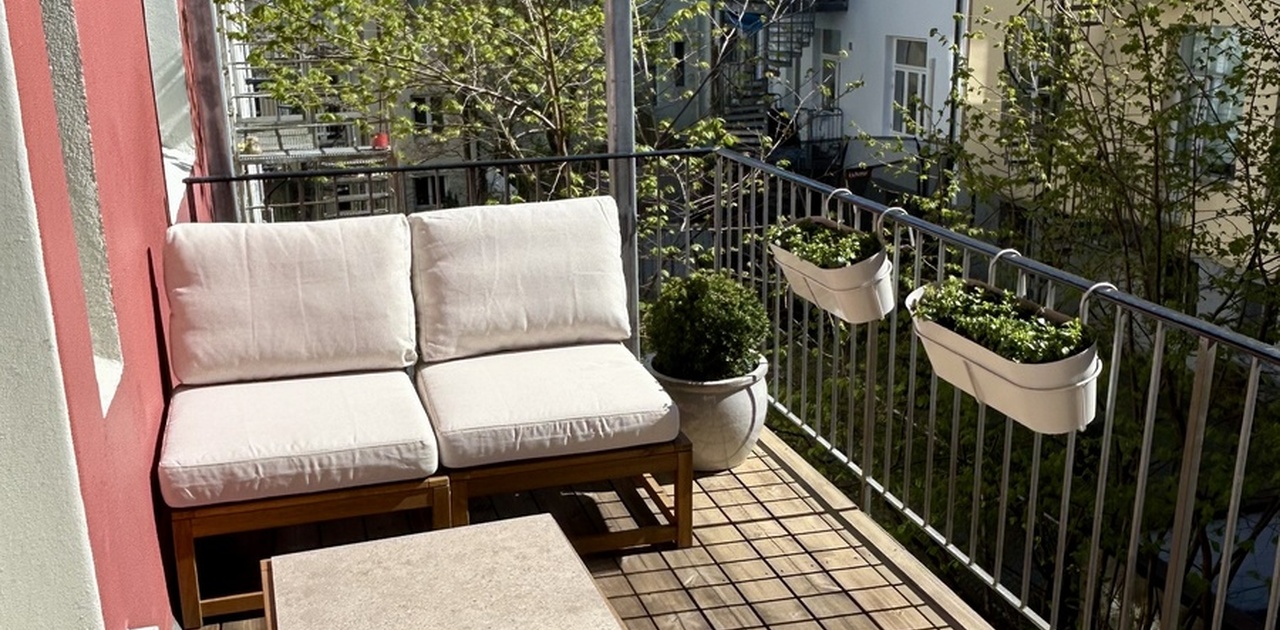 Herlig balkong på 6,6 m², med sol fra ca.09-19 midtsommers