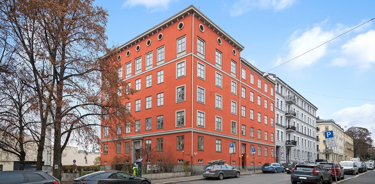 Boligen ligger perfekt til i en klassisk og vernet bygård fra 1929, i en rolig sidegate på Bislett / St. Hanshaugen.