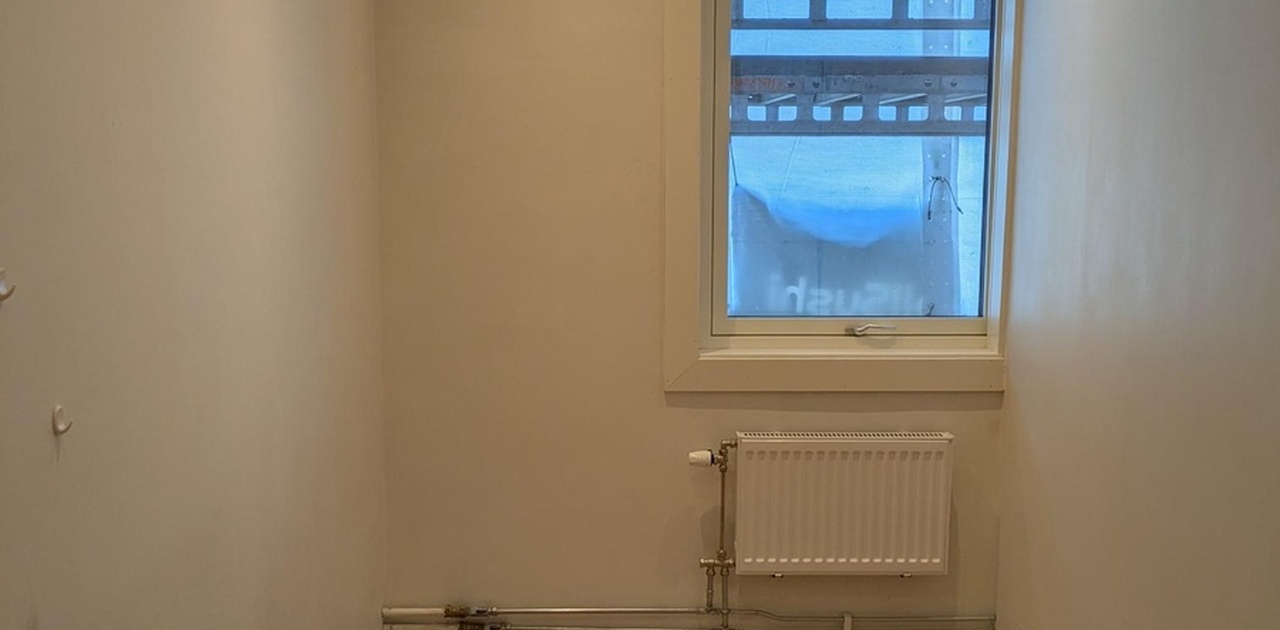 rommet sett fra dør inn