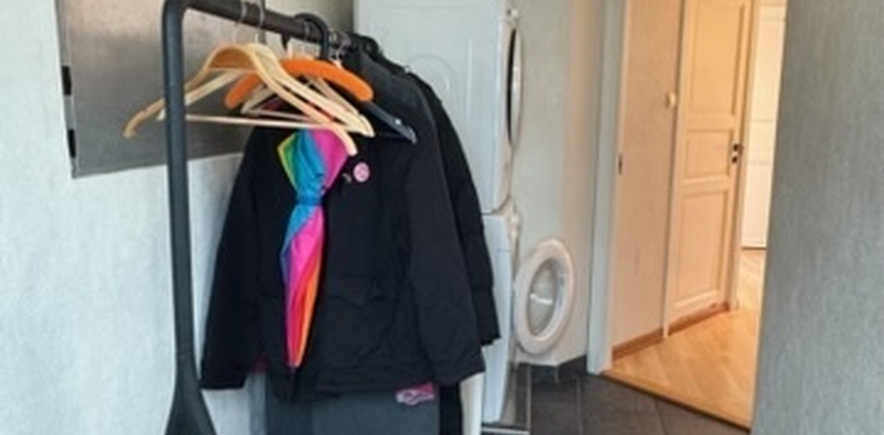 Inngangsparti. Utstyrt med moderne tørketrommel og vaskemaskin.