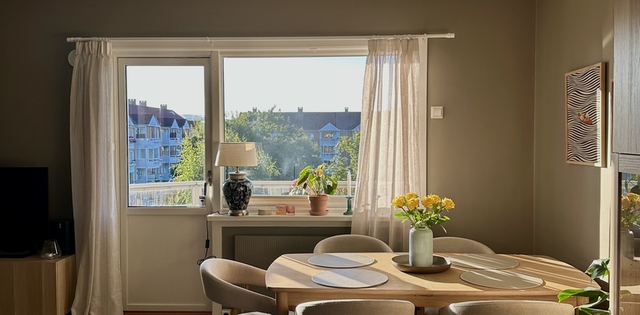 Romslig og stor stue med spisebord