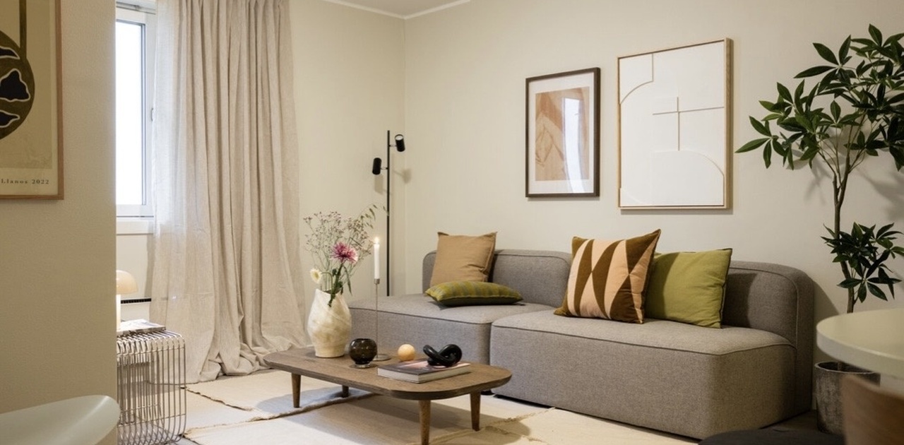 Lys stue med god plass til sofa og spisebord