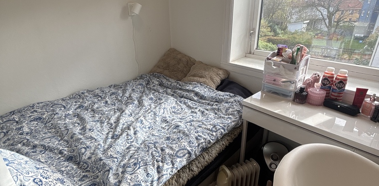 Soverommet har en plassbesparende løsning med vegghengte skap over sengen og et skrivebord plassert rett ved vinduet.
