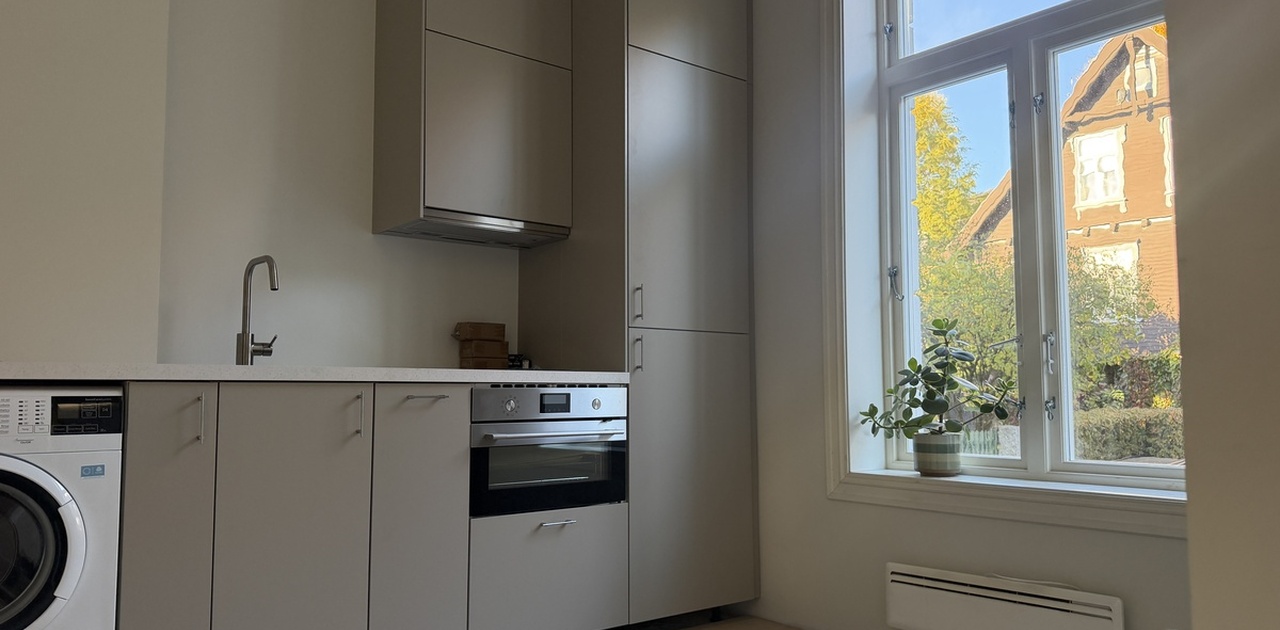 Helt nyoppusset kjøkken med integrerte hvitevarer, (vaskemaskin, platetopp, ovn og kjøleskap)