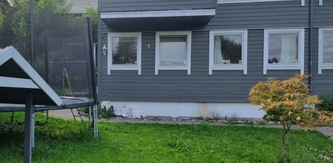 Fasaden på huset, sokkel leiligheten ligger i 1. etasje
