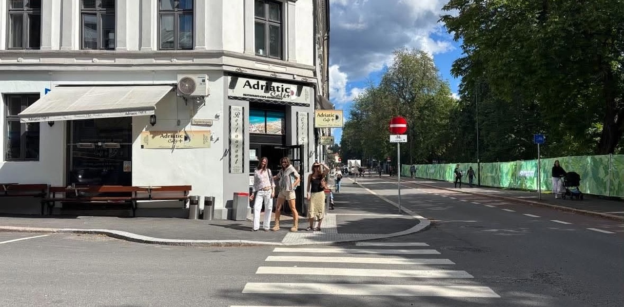Hyggelig kafe i første etasje.