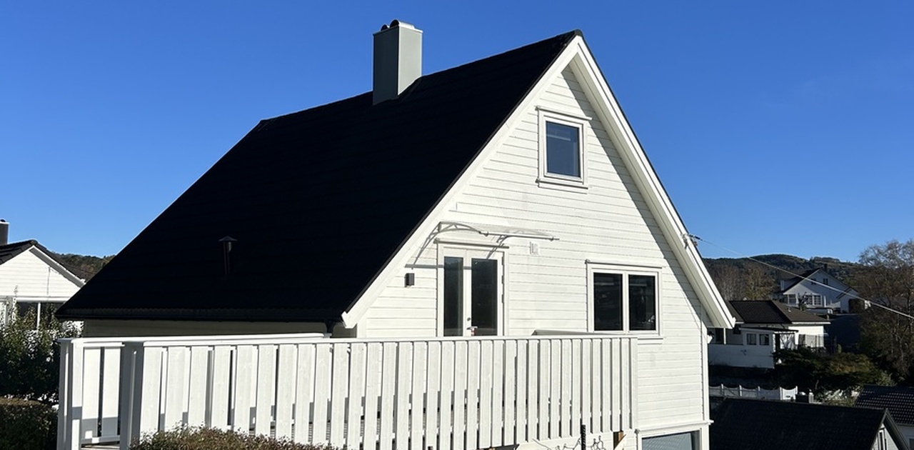 leilighet i øverste del av bolig med inngang fra vei med parkering