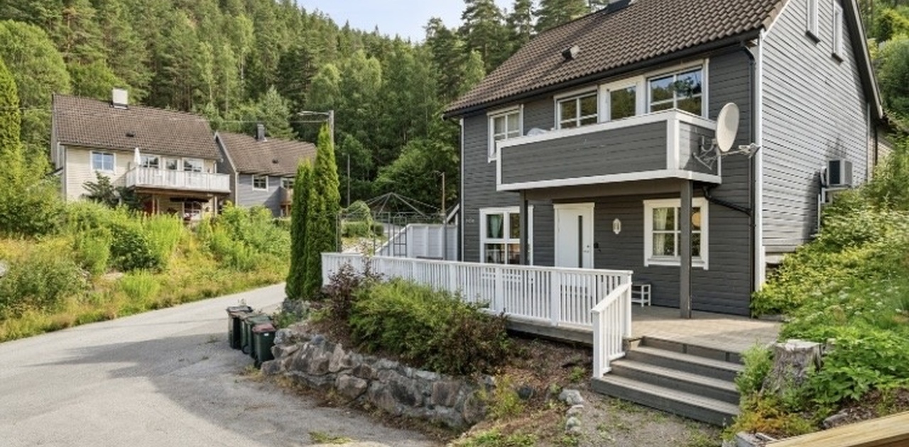 Plassert naturskjønt til ved skogkanten med en markterrasse ved inngangspartiet og balkong i andre etasje.