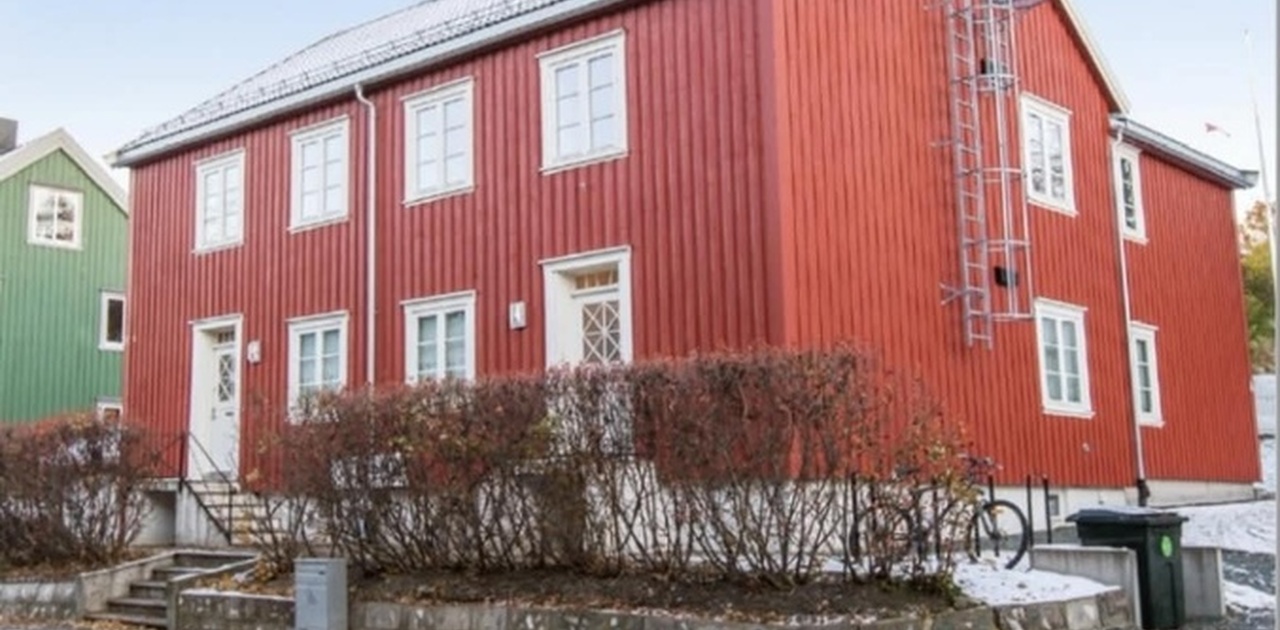 Fasade med inngangsdør på fremsiden.