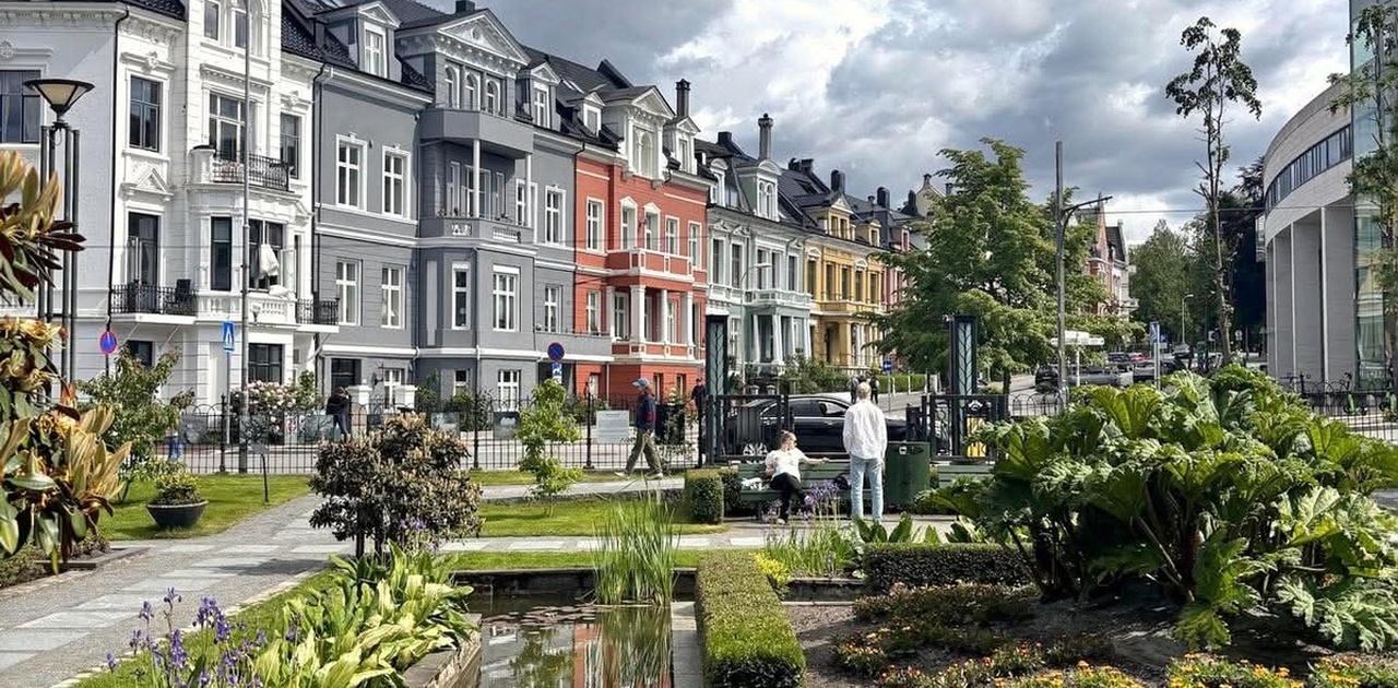 Leiligheten befinner seg i det grå bygget.