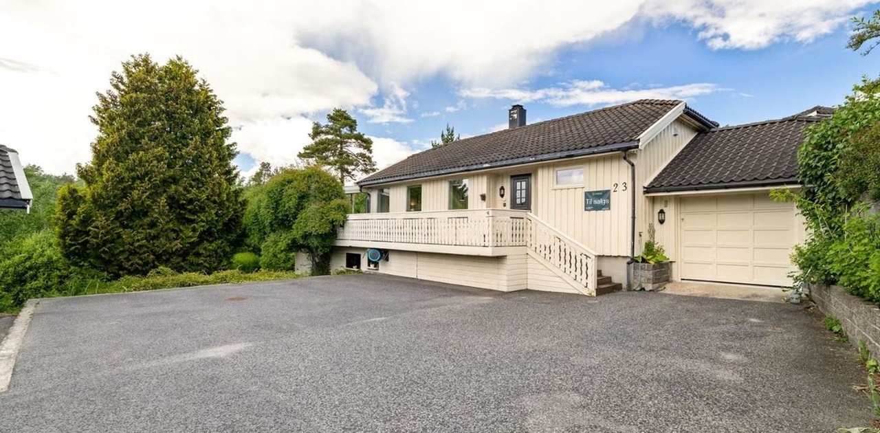Skjermet enebolig, integrert garasje og en romslig asfaltert gårdsplass med god plass til parkering.
