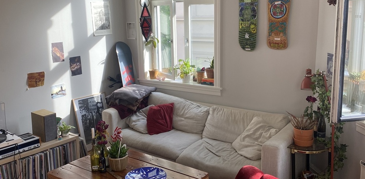 Nydelig stue med god plass og sollys!