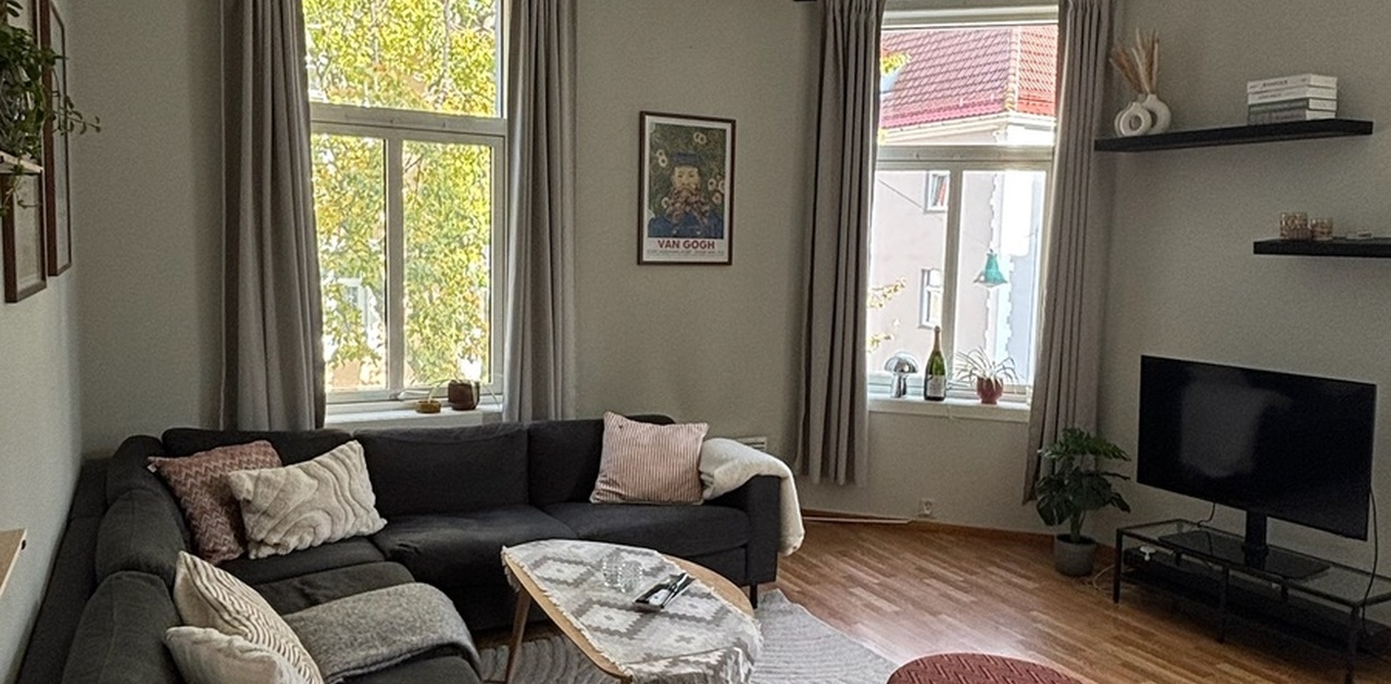Romslig stue med store vinduer og mye lys!