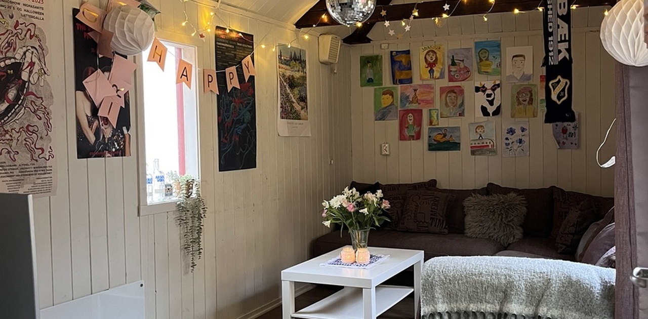 Veldig koselig og lun stue med stor sofa. God plass til vors og spillkveld.