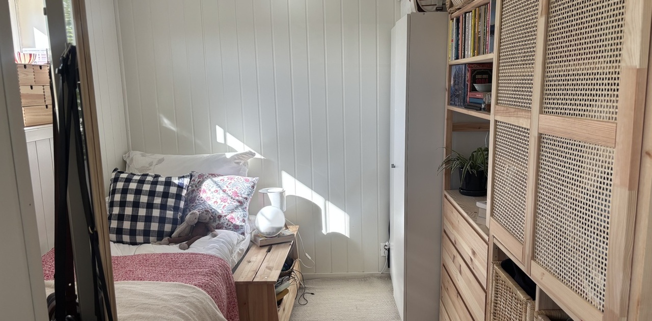 Møblert soverom med seng og god oppbevaringsplas