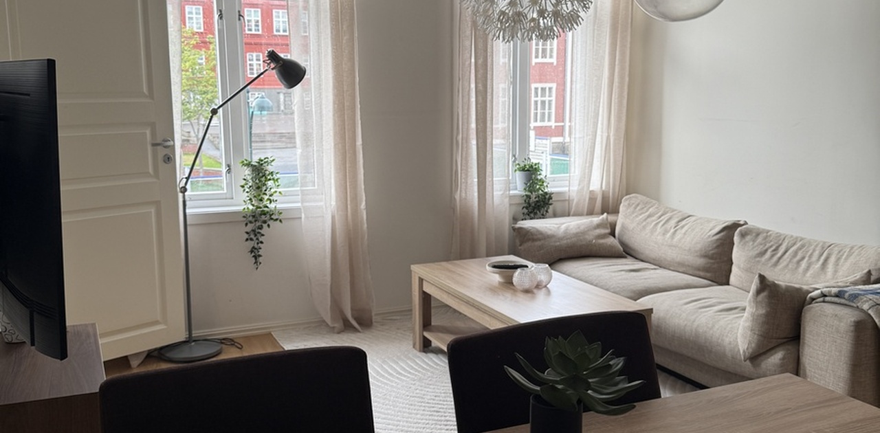 Koselig og romslig stue i klassisk stil, med sittegruppe og spisebord. God plass til både hverdagsliv og større besøk.