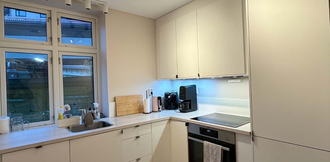Kjøkkenet er lyst og fint, og vender inn mot bakgården