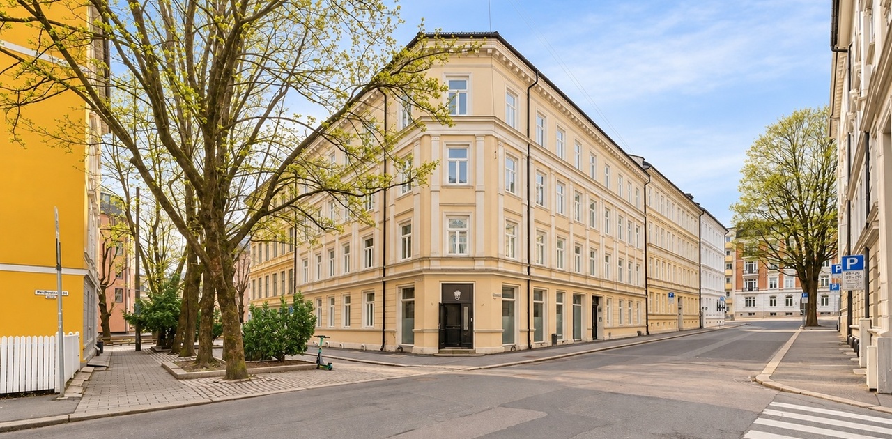 Stille gate, sentralt. Rett ved Aker brygge, Solli Plass og Nationaltheatret stasjon.