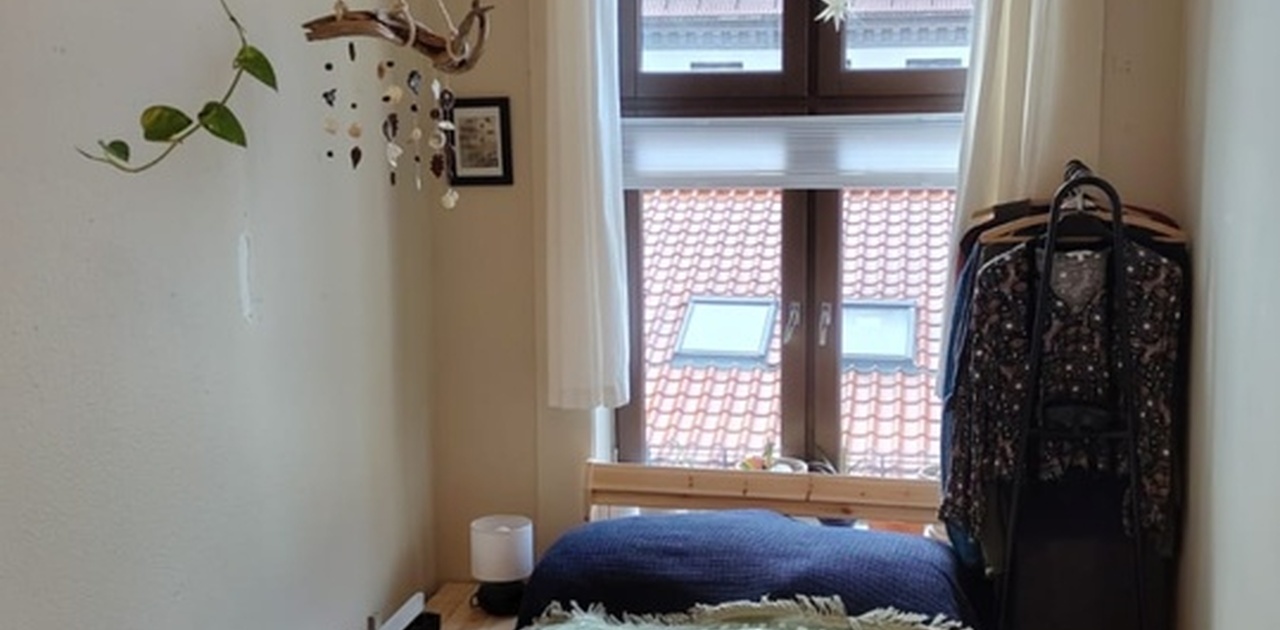 The room facing the street
