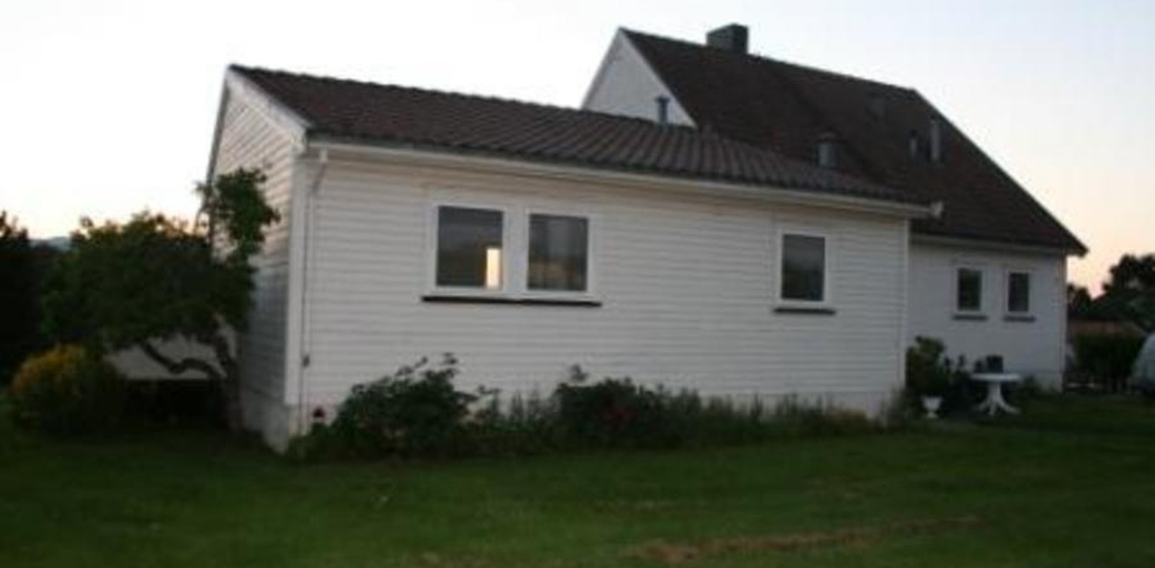 Forsiden av huset - utleiedelen til venstre